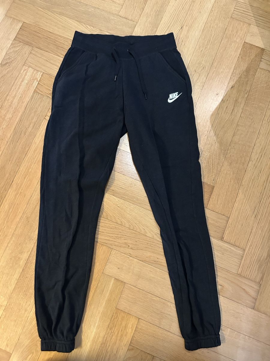 Nike Hosen: Nike Jogginghose Damen XS schwarz – Gebraucht aus Luzern von mor_97g7