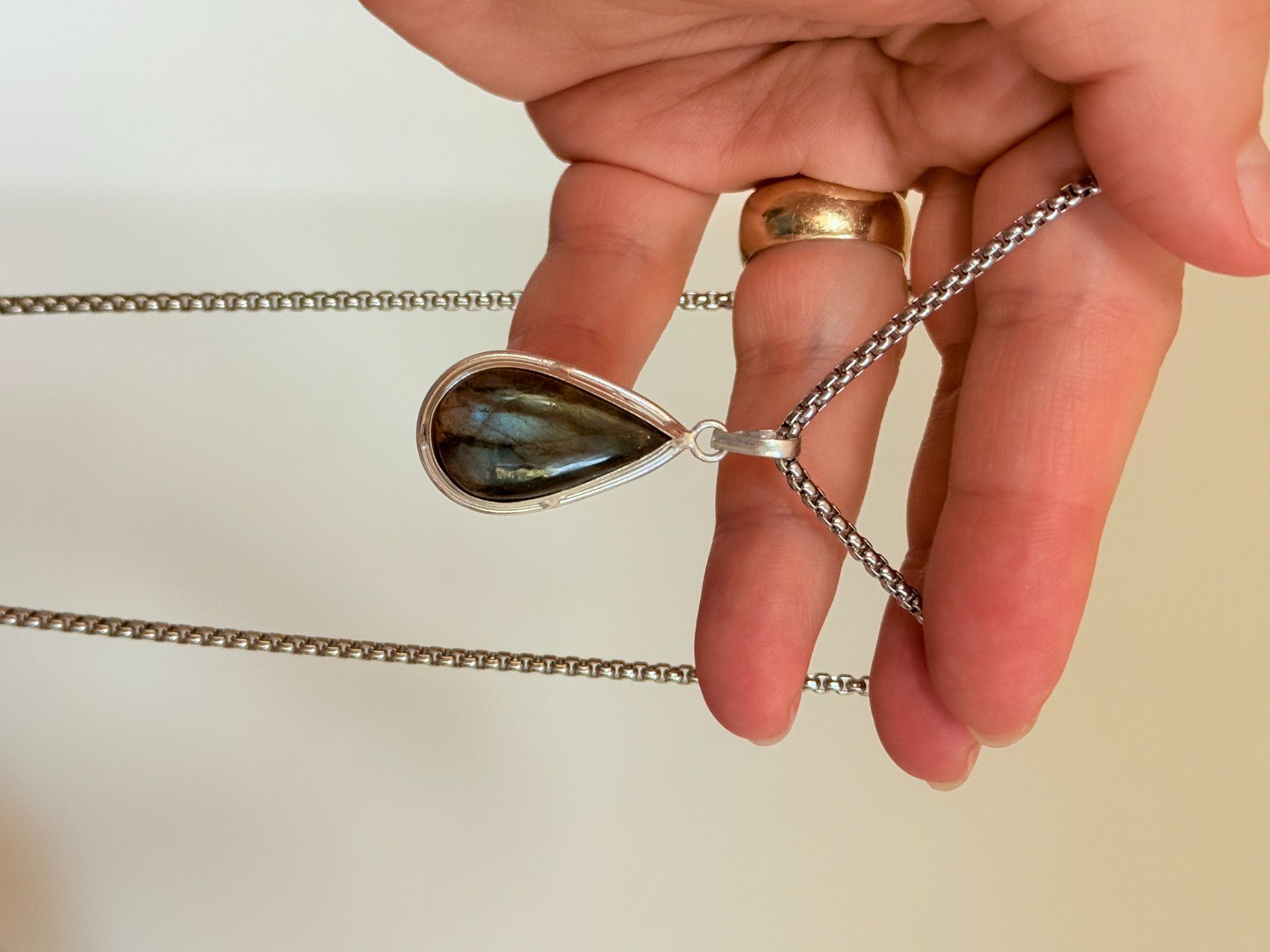 Catenine: Pendentif Labradorite forme goutte neuf – Nuovo e nell'imballaggio originale da Genève venduto da AGBERG 5