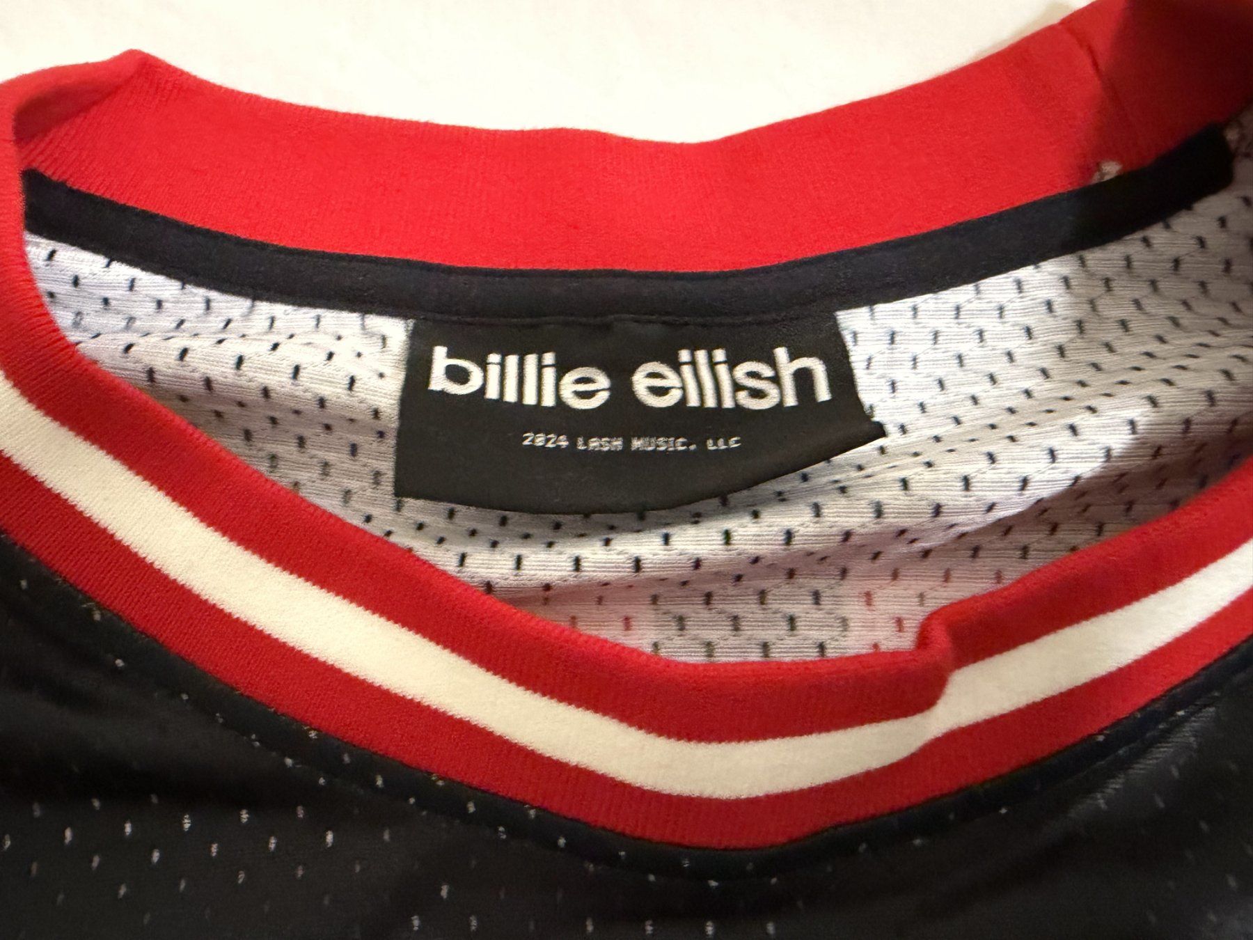 Maillots de corps & Pantalons: Billie eilish Red Jersey Grösse L – Neuf (Voir description) à Zürich par Nexaro 2