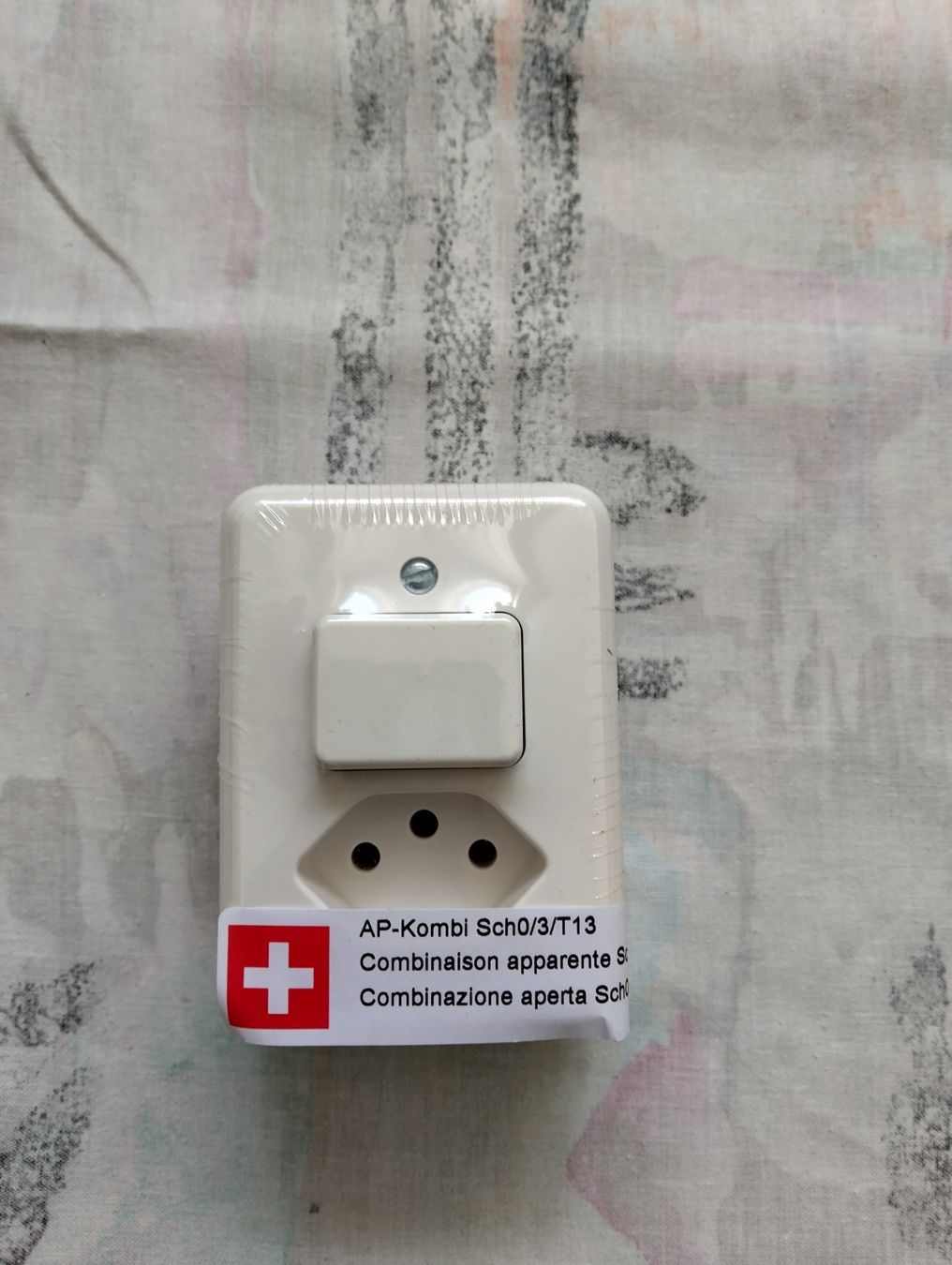 Interruttori: AP Schalter Steckdosen Kombination – Nuovo e nell'imballaggio originale da Näfels venduto da Mboenis