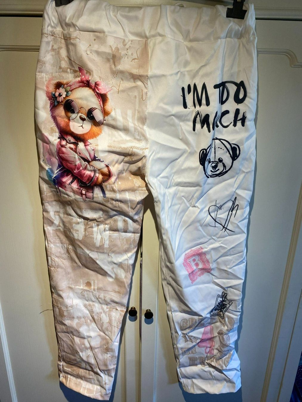 Pantalons: STOFFHOSE DAMEN  BÄRCHEN AUFDRUCK – Neuf avec emballage d'origine à Meienried par ManuelaBoutique 7