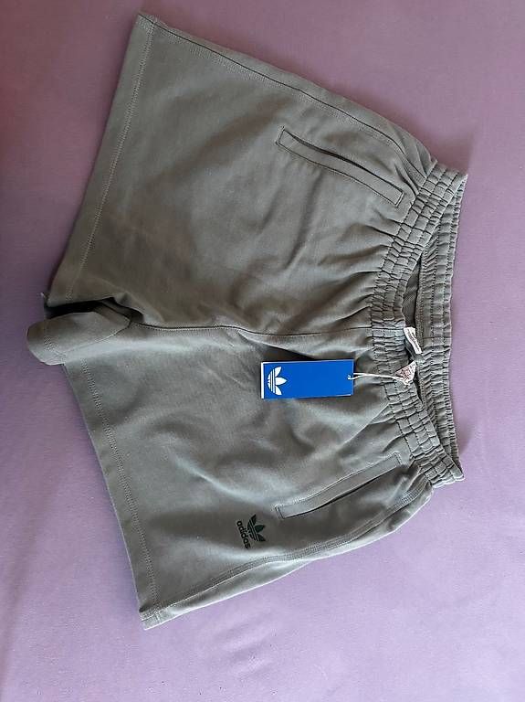 Pantaloni: Adidas Sweatshorts L – Usato da Basel venduto da lar_tlt2