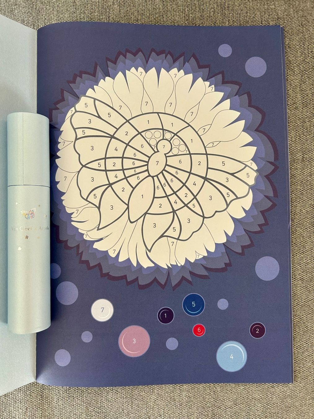 Giocattoli: Van Cleef & Arpels | Mal- und Stickerbuch + Farbstifte – Nuovo (secondo la descrizione) da Zürich venduto da Hermia 2