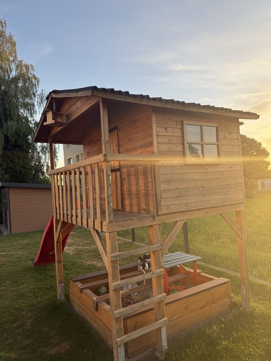 Casette per bambini: Cabane en bois avec toboggan et bac à sable – Usato da Tentlingen venduto da DELBAST 1