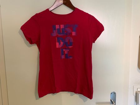 NIKE T. SHIRT (GROSSE XL FÜR KINDER 13-15 JAHRE ALT)