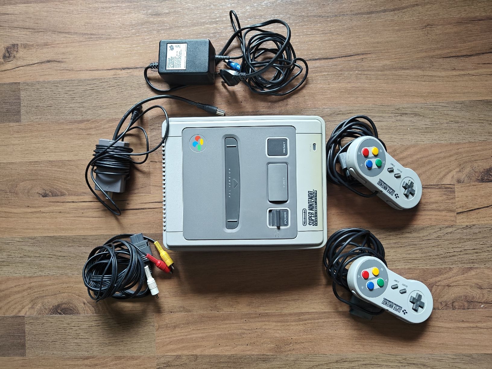 Nintendo Console: Super Nintendo SNES Konsole mit 2 Controllern – Usato da Unterengstringen venduto da JsPh 2