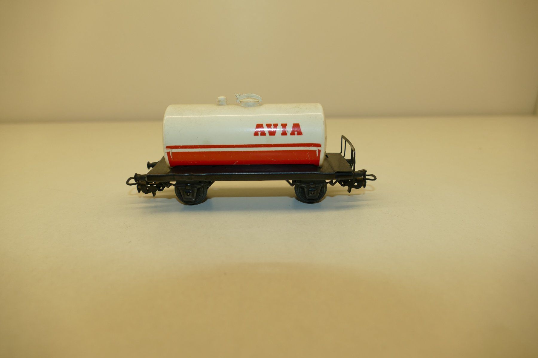Märklin Modellini di ferrovie: Primex H0: Kesselwagen Avia – Usato da Niederhasli venduto da rail-duerst 1