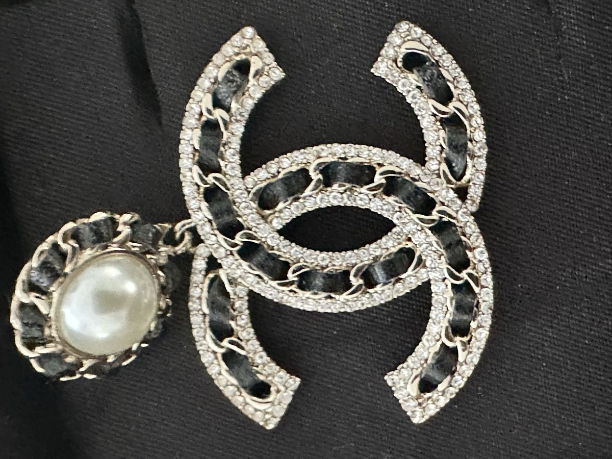 Chanel Ohrringe & -stecker: Chanel Ohrringe mit Perlen – Gebraucht aus Frick von Soleil4658 6