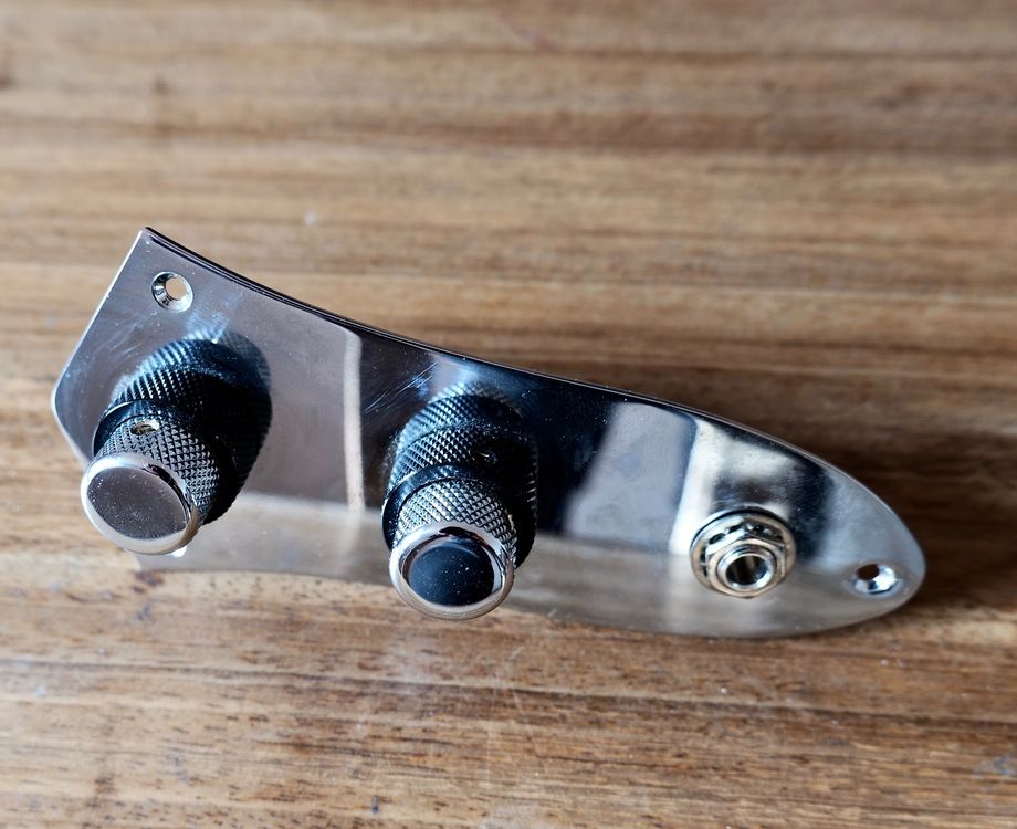 61' Jazz Bass stacked control knobs and plate Kaufen auf Ricardo