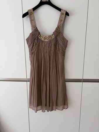 Edles Seidenkleid mit Schmucksteinen, perfekt für Sommer