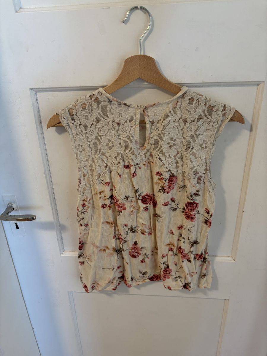 Only Camicette: Only Top, Grösse 36, Blumenmuster und Spitze – Usato da Pfaffnau venduto da Celi77777 1