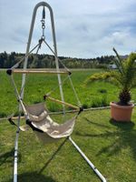 Hängesessel mit Gestell für entspannte Sommerstunden