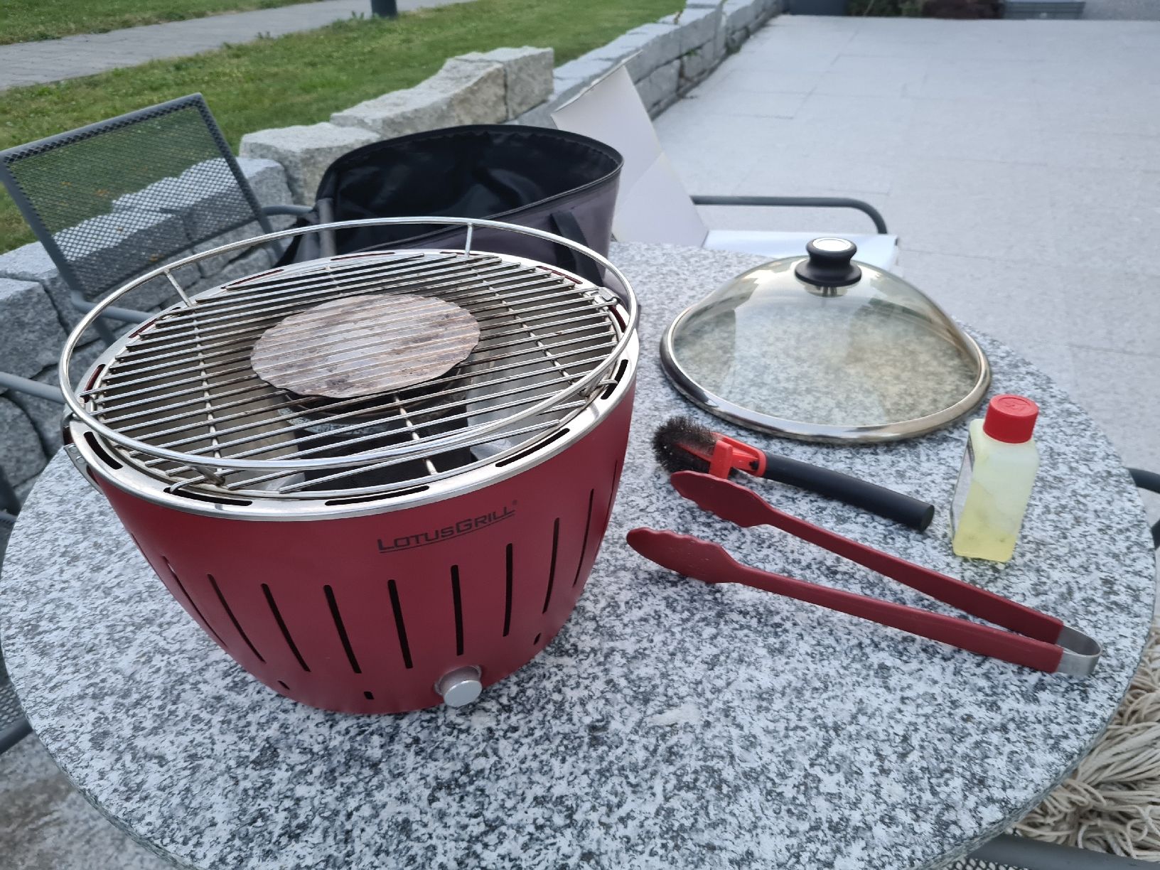 Grils: Lotusgrill mit Deckel, Holzkohlengrill – D'occasion à Waldkirch par Hypertenuse