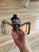 Dekofigur Totenkopf Spinne mit Hut