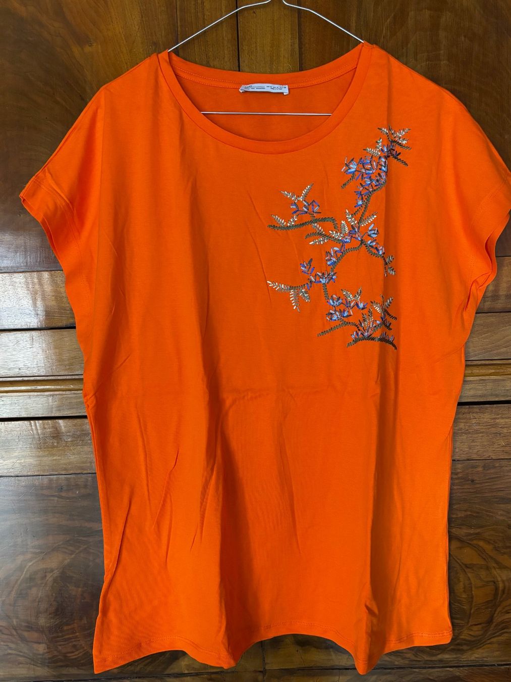 Zara T-shirt: T'shirt orange Zara, taille M – Usato da Grand-Lancy venduto da hip_2rbd