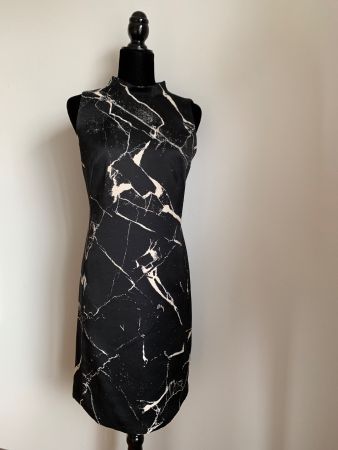 AKRIS: Neues exklusives schwarz gemustertes Kleid, 38