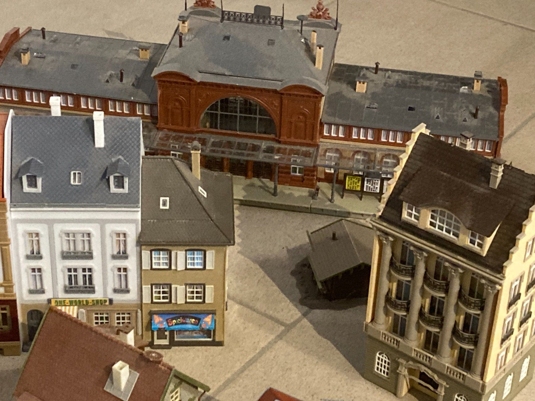 Modelleisenbahnen: Modelleisenbahn H0: Gebäude und viel Zubehör – Gebraucht aus Otelfingen von mos_x8x2 3