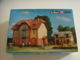 Kibri 8194 Eisenbahner Wohnhaus mit Nebengebäude, Bausatz H0