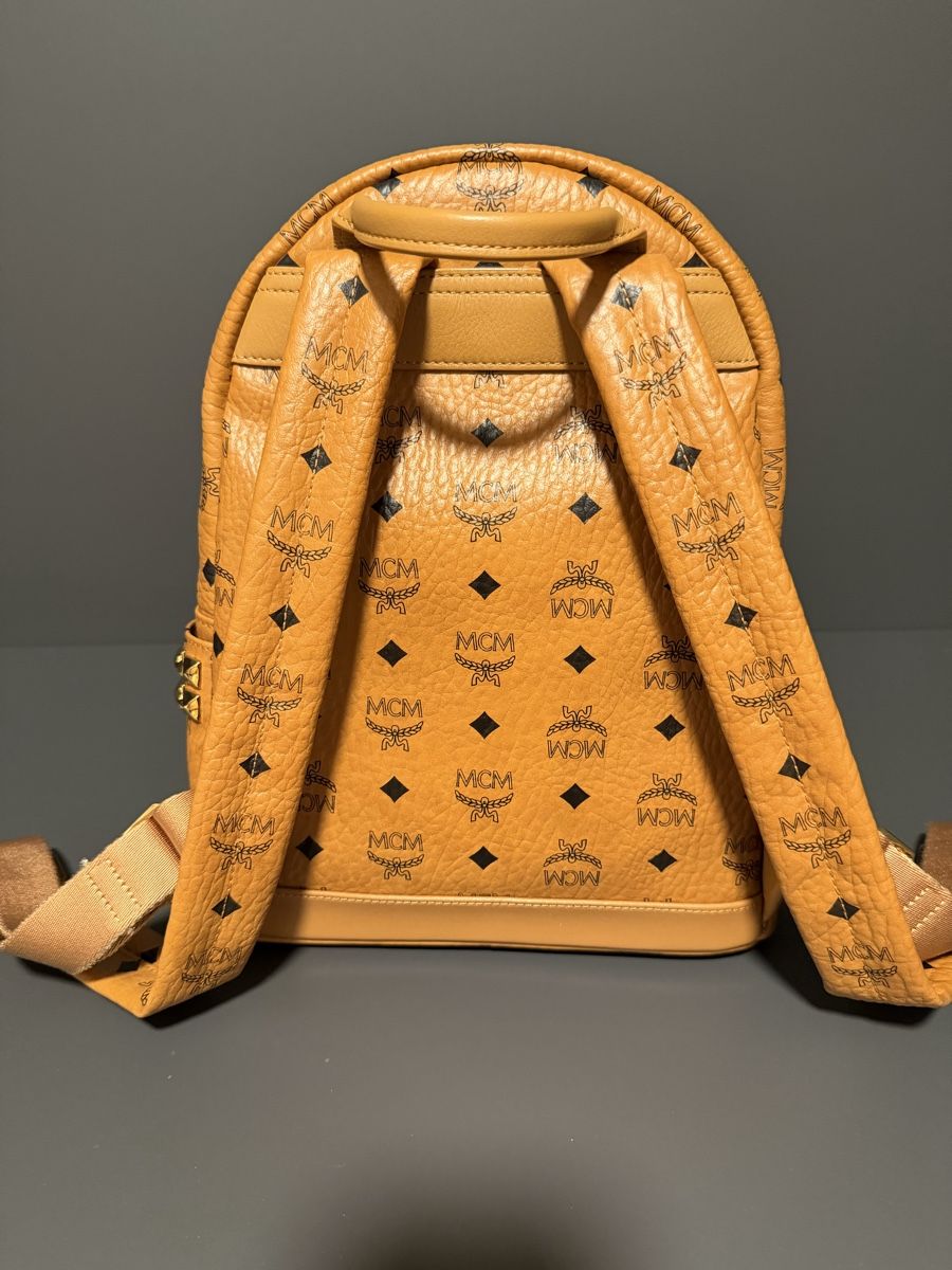 Mcm Zaini: MCM Stark Rucksack in Cognac mit Nieten – Nuovo (secondo la descrizione) da Zollikofen venduto da Danijela1983 1