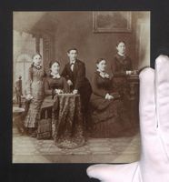 Fotografie Familienfoto mit Schachspiel,