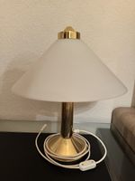 Elegante goldene Tischlampe mit grossem Schirm