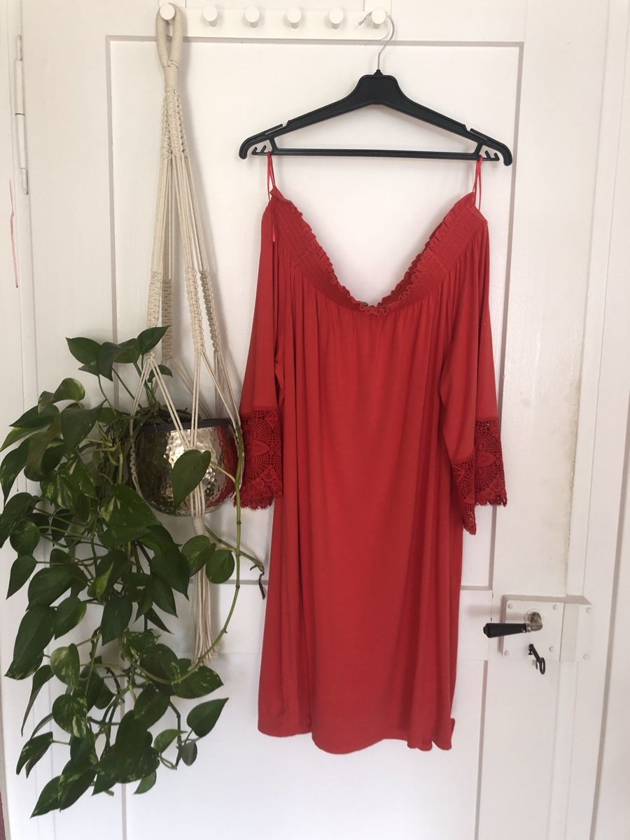 Kleider: Benetton Kleid mit offenen Schultern M – Gebraucht aus Walenstadt von nad_dm9g
