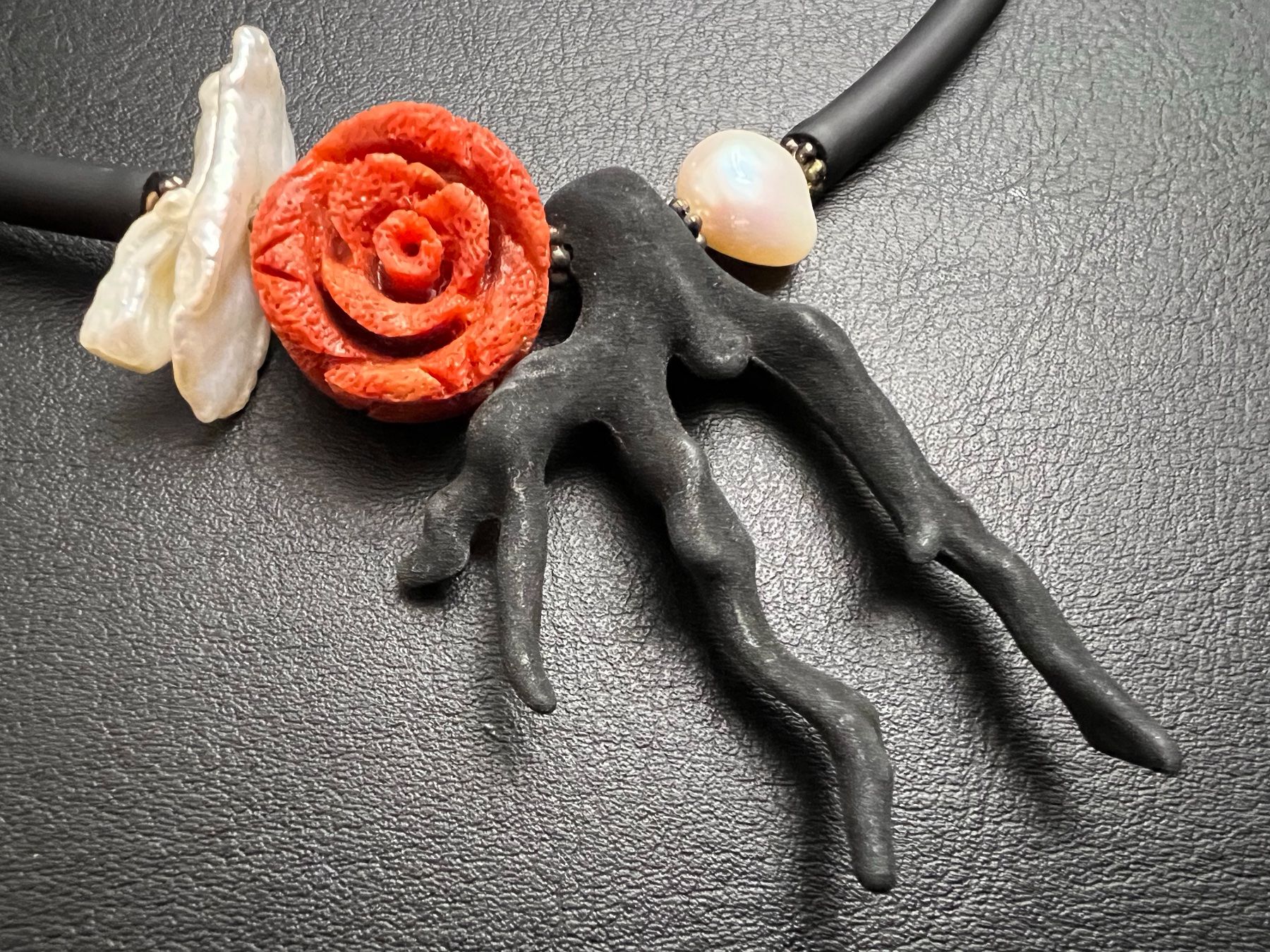 Catenine: Collier mit roter und schwarzer Koralle – Usato da Thalheim AG venduto da Cox-51 1