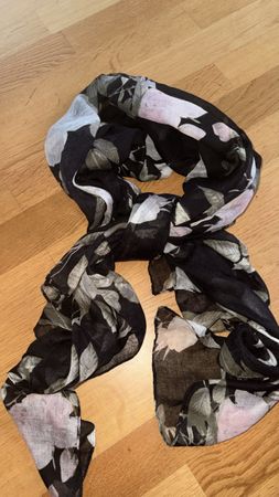 Schal /Pareo Schwarz mit Blumen