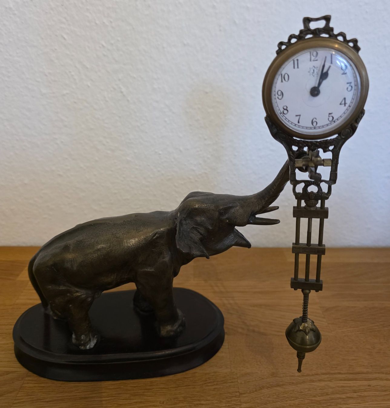 Junghans Orologi da terra & Orologi da parete: Elefant mit Uhr – Usato da Zürich venduto da pf3