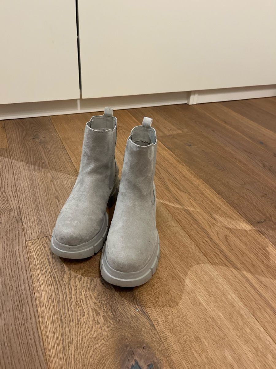 Dosenbach Damenschuhe: Grauer Wildleder Optik Stiefelette Grösse 37 – Gebraucht aus Richterswil von ste_yzq7 1