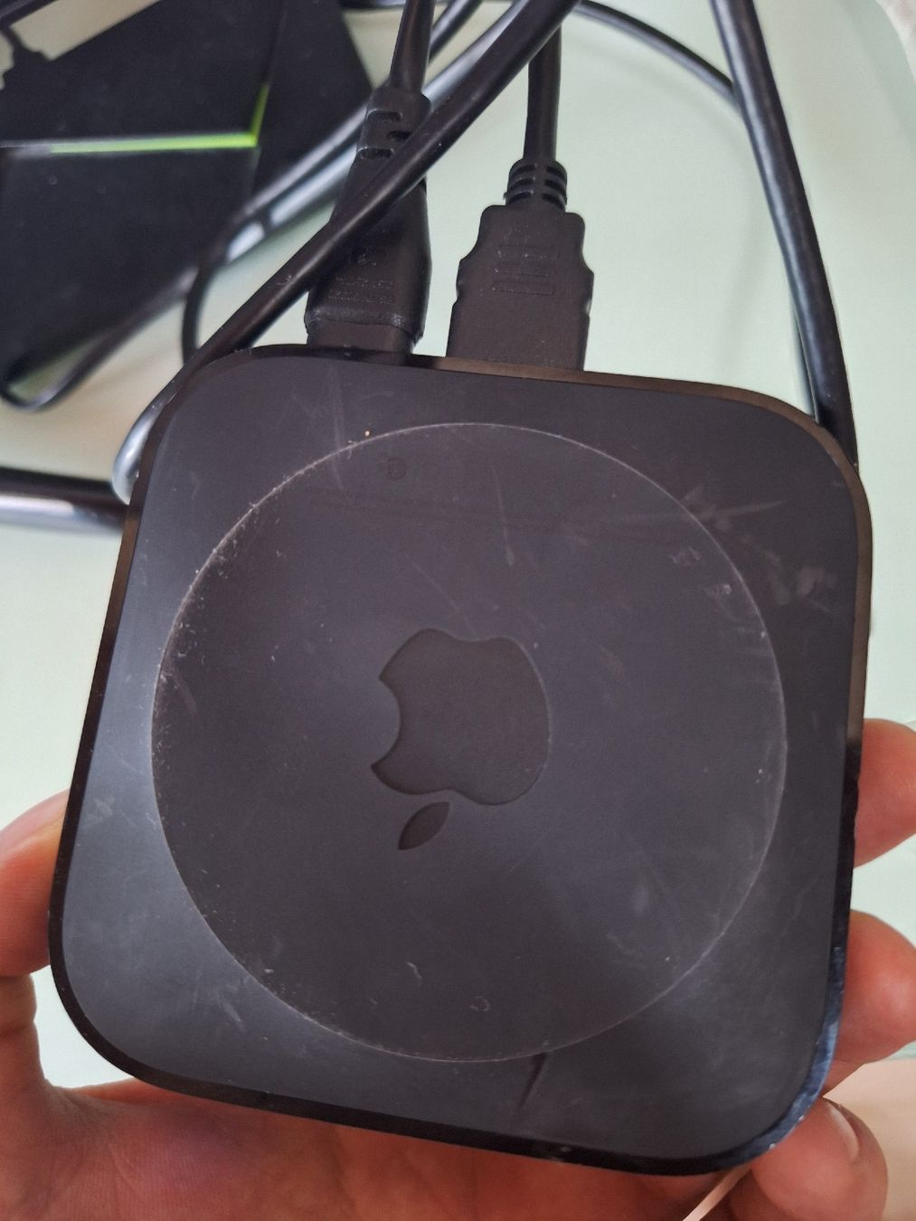 Apple Lettore multimediale & Streamer: Apple TV boîtier noir avec câbles inclus – Usato da Tannay venduto da v1n1p00h 1