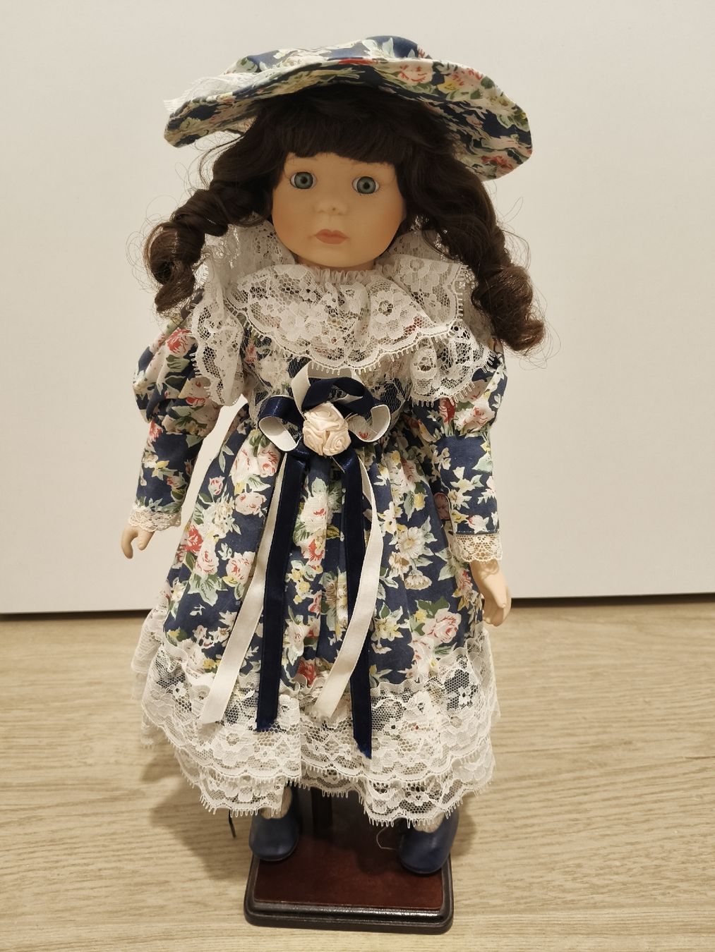 Bambole: Poupée porcelaine – Nuovo (secondo la descrizione) da Monthey venduto da lesaffairesdecamille