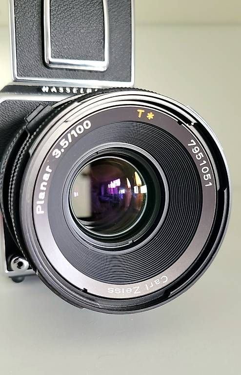 Fotocamera: Hasselblad 503cw + chargeur film + objectif  – Usato da Villars-sur-Glâne venduto da scala-x 1