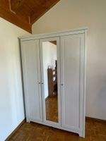 schöner kleiderschrank mit spiegel