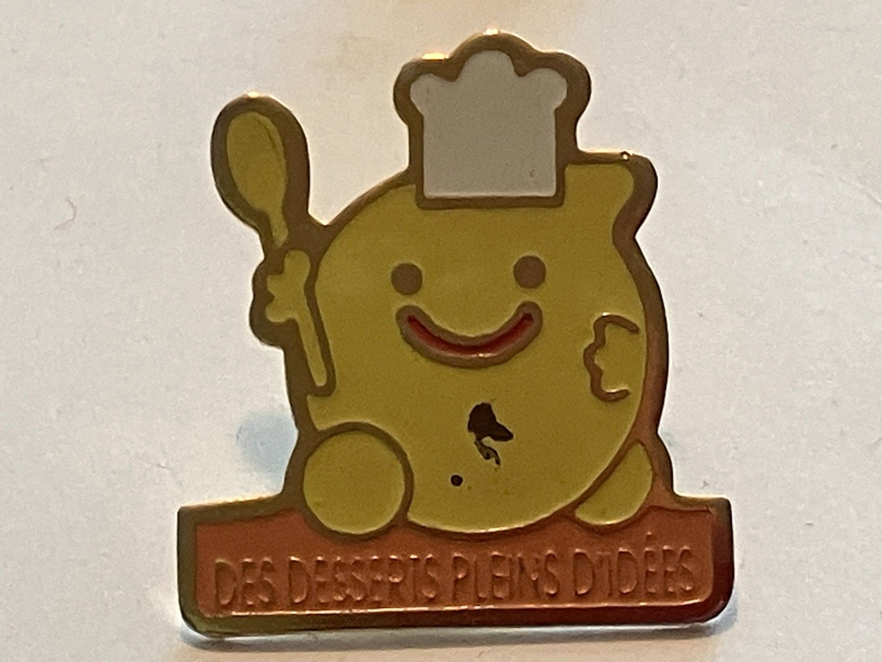 Placchette & Badge: 1 Pin Des Desserts Plein d'Idees – Usato da Basel venduto da djwwpp