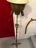Lampe sur pied antique en bronze, charme d'antan garanti!
