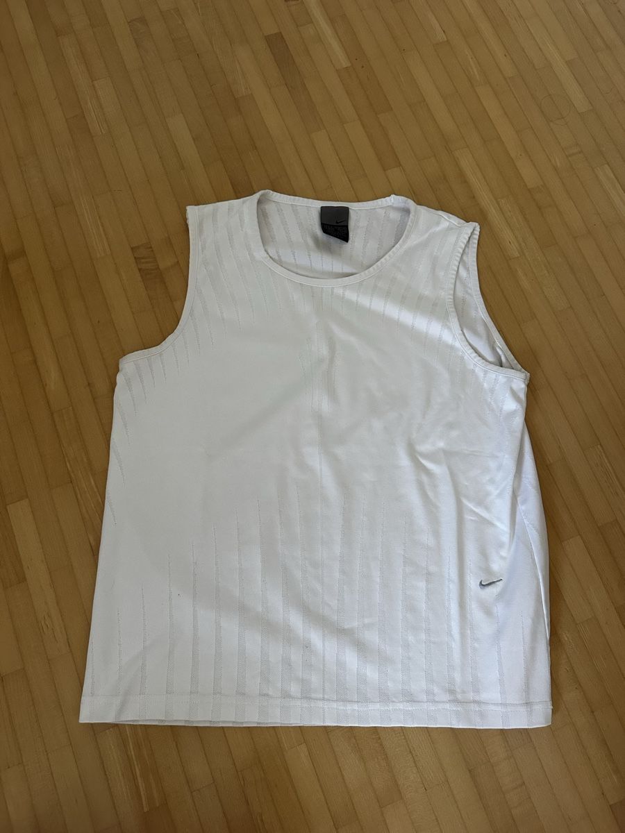 Nike T-Shirts: Nike Shirt – Gebraucht aus Mettmenstetten von nad_9nq2