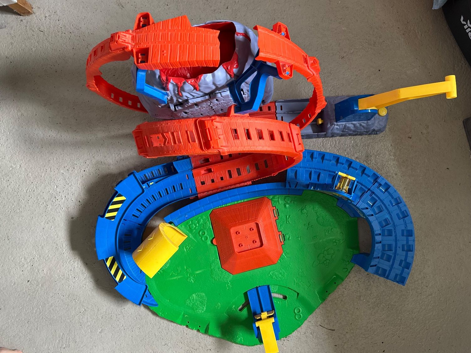 Hot Wheels Piste: Hotwheels Monstertrucks TRex Volcano Arena – Usato da Wallisellen venduto da anna-272 1