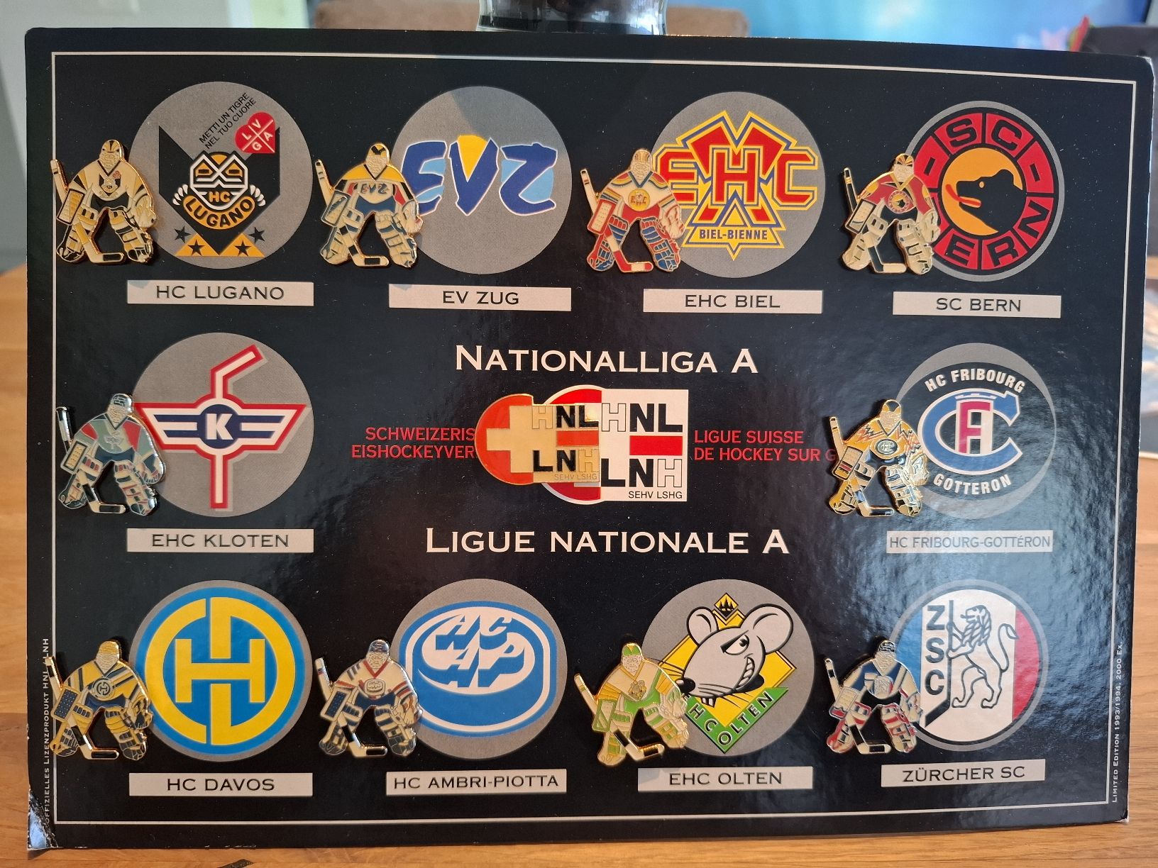 Plaketten & Abzeichen: Pin Eishockey Saison NLA 1993/1994, limited Edition. – Neu (gemäss Beschreibung) aus Safnern von mikefeuz