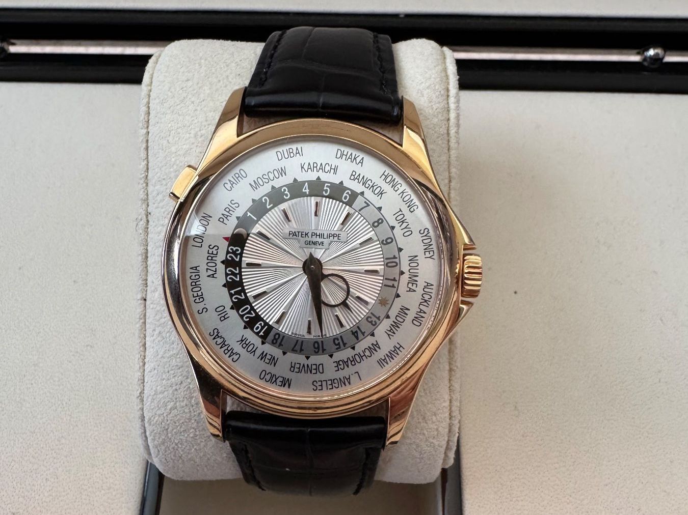 Patek Philippe Orologi: Patek Philippe World Time Referenz 5130R-001 – Usato da Wettswil venduto da ZmZmZ 2