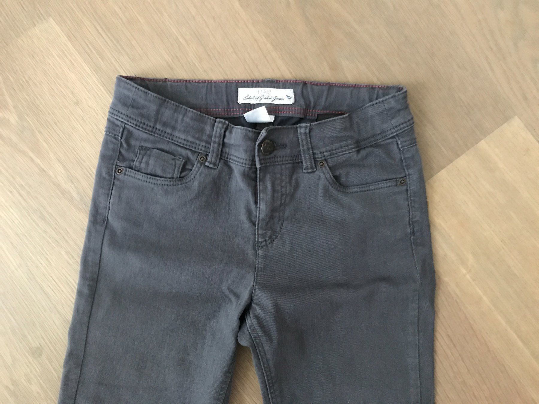 H&M Pantaloni: Jeans dunkelgrau in Grösse 152 – Usato da Rüschlikon venduto da user999 1