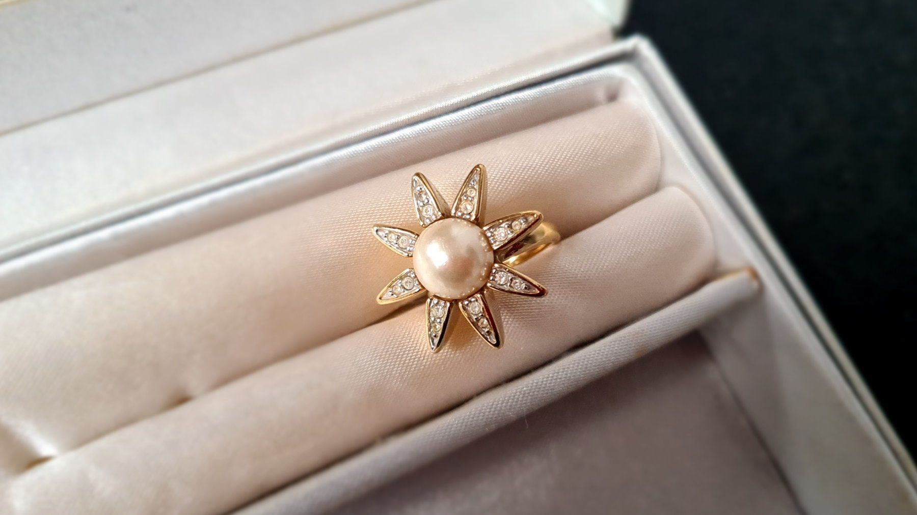 Pierre Lang Anelli: Pierre Lang goldener Ring mit Kristallen und Perle – Usato da Frauenfeld venduto da Purzli