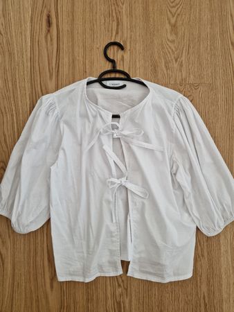 Bluse mit Maschen zum Binden weiss
