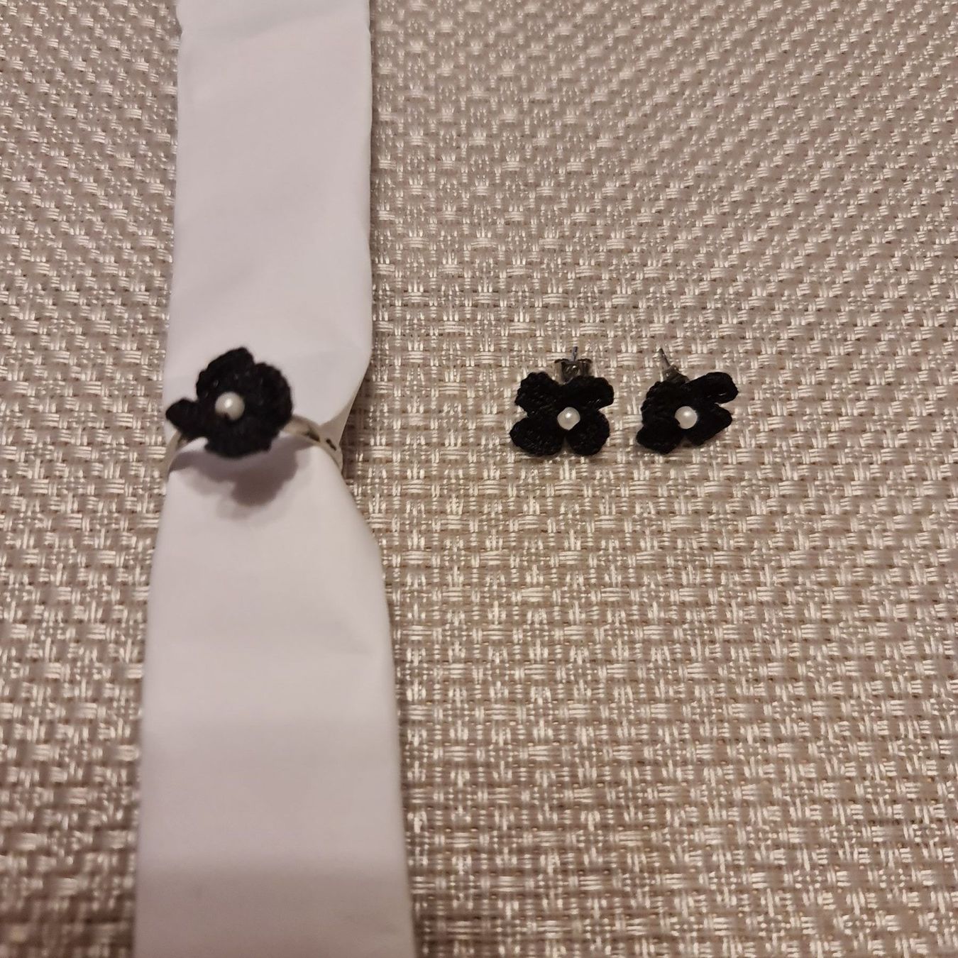 Orecchini pendenti & Orecchini a lobo: Handgemachtes Blumen Ohrstecker-Ring Set – Nuovo e nell'imballaggio originale da Grafstal venduto da sel_yil 1