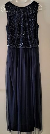 Elegantes, dunkelblaues Chiffonkleid mit Pailettenstickerei