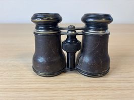Une paire de jumelles ancienne avec étui