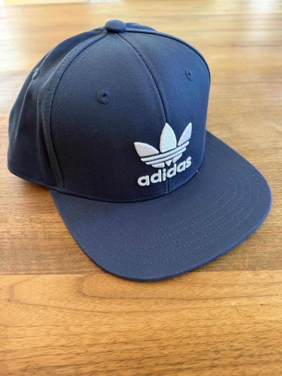 Adidas Copricapi, berretti & cappellini: Coole Adidas Cap in Dunkelblau – Usato da Mollis venduto da Hepburn