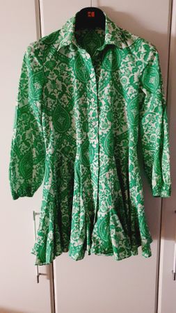 Sommerliches ZARA Kleid mit grünem Muster, Grösse S