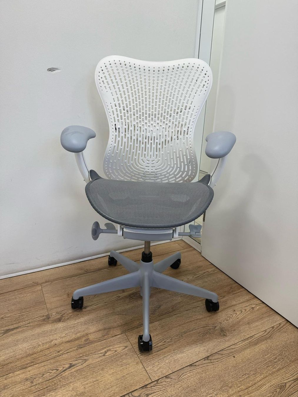 Herman Miller Chaises: Herman Miller Mirra 2 Alpine – D'occasion à Purmerend par Offeco