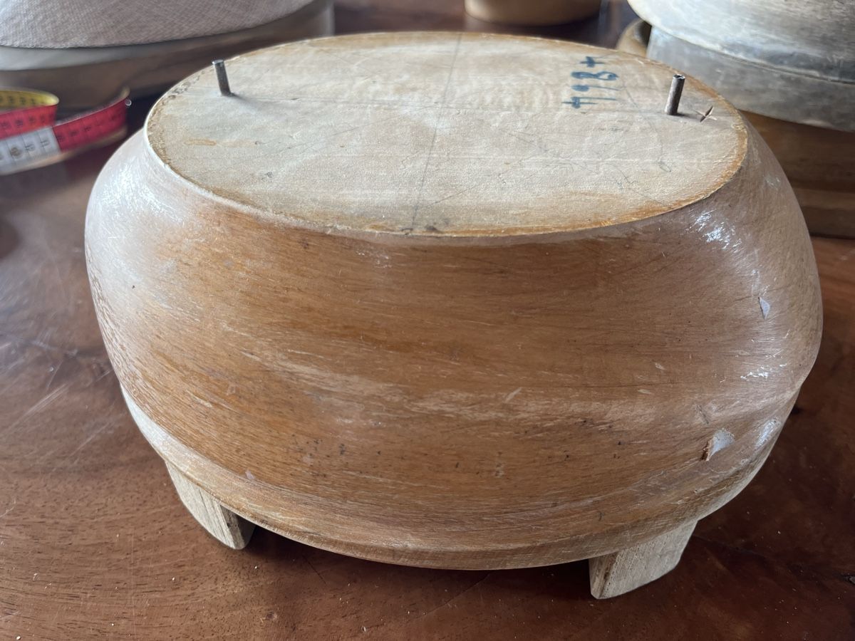 Copricapi, berretti & cappellini: Hutform Hutrand Modisten Werkzeug Holz – Usato da Worb venduto da lupo97 1